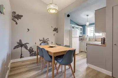 Image de Calgary Nw Townhouse | Projector & Game Room