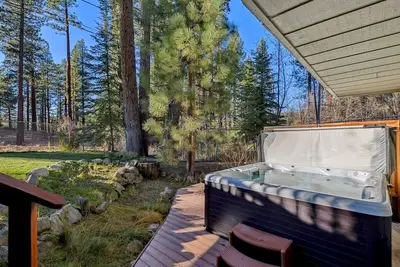 Image de Mk282-Chimney Rock Hideaway, Hot Tub, Fire Pit, Ping Pong, Backs to Forest!
