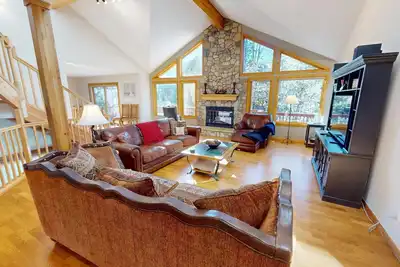 Image de Pet Friendly, Private Hot Tub! 2 Living Areas. Easy Drive to 6 Ski Areas