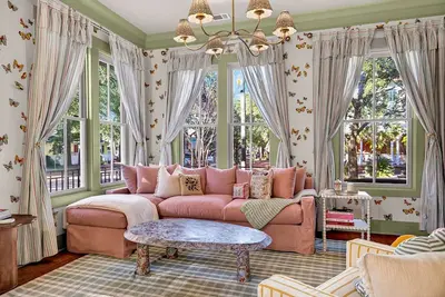 Image de Whimsical Designer Home Steps to Forsyth by Lucky Savannah