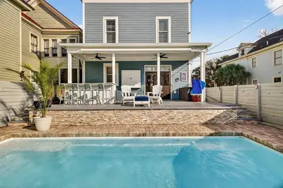 Image de Savannah Getaway | Private Pool & Walkability to Everything by Lucky Savannah