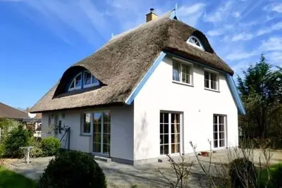 Image de Vacation apartment in the Uhlenhuus - Holiday apartment Uhlenhuus: thatched roof romance with
