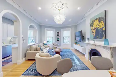Image de Beautifully furnished two-bedroom residence in a classic South End brownstone
