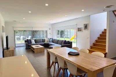 Image de Spacious Coastal Retreat  400m to the Beach