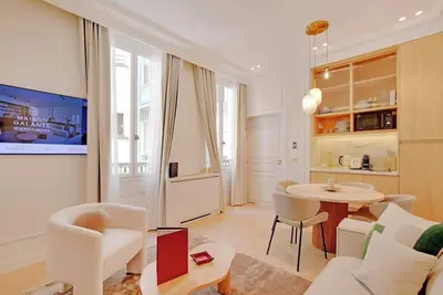 Image de Un Elegant 1-Ch/1SdB avec Services à La Madeleine