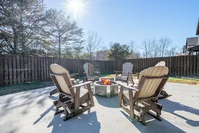 Image de *Amazing 4bd Lodge Near Town | Hot Tub + Arcades*