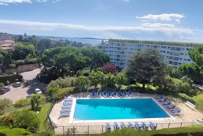 Image de Appartement familial avec piscine et vue sur la mer, situé au calme avec parking