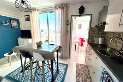 Image de Appartement climatisé - 20m de la plage - Wifi Terrasse - Parking sécurisé -
