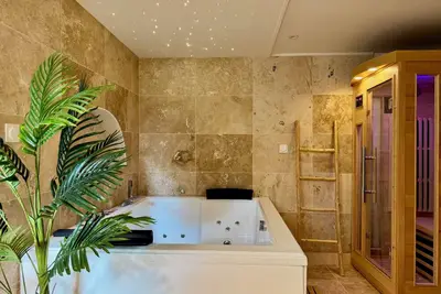 Image de Suite Bien-Être avec Balnéo & Sauna, Confort Premium en Centre-Ville