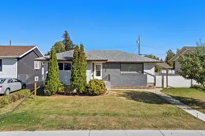 Image de Spacious 5br Home w/ 2 Suites! Sleeps up to 14 guests with 2 full kitchens, cozy living areas, Smart TVs, and private entries. Family + pet friendly, near downtown & Whyte Ave. Free parking, Wi-Fi, and fire pit included!