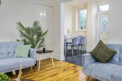 Image de Brilliant 3-bedroom apartment in welcoming Sheffield neighborhood