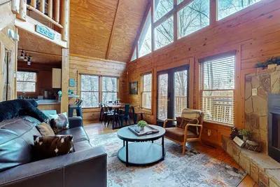 Image de Cozy Woodland Cabin, Sleeps 8・ Arcade Game・Grill