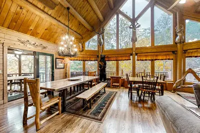Image de Upscale Cabin W Hot Tub, Sleeps 22・Game Room・Pool