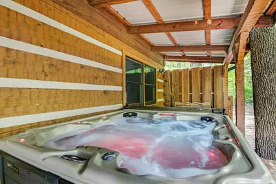 Image de Serene Cabin Hideaway・Hot Tub・Games・Near Downtown