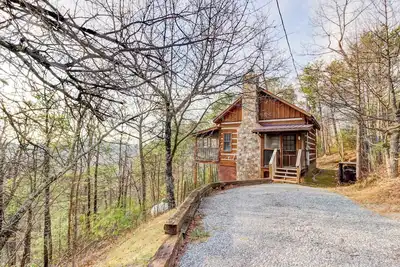 Image de Sevierville Smoky Mountain Cabin | Hot Tub & Views
