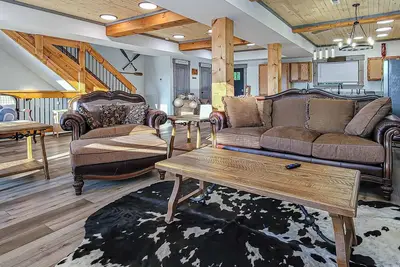 Image de Beautiful Lakefront Home, Game room, Movie Room