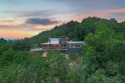 Image de Wilderness cabin w/ hot tub, views, chef's kitchen, & free attraction tickets