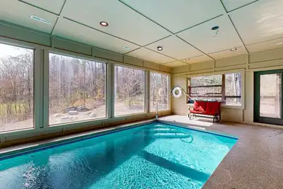 Image de Sevierville Indoor Pool Cabin with Hot Tub Near Pigeon Forge