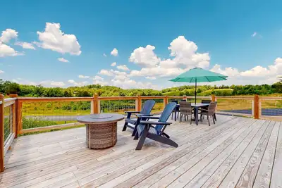 Image de Huge View Deck, Game Room Fun, Fire pit Evenings
