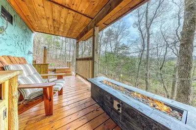 Image de Cozy Cabin W Wooded View, Sleeps 6・Near Downtown