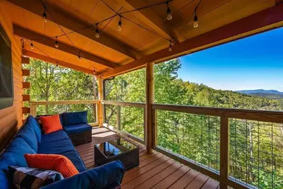 Image de Charming Log Cabin, Sleeps 8・Hot Tub・Arcade, Views