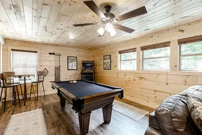 Image de Dog Welcome, Sleeps 10, Hot Tub, Deck, Shared Pool