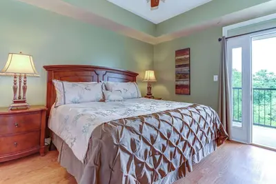Image de Riverfront Condo, Sleeps 4・Jetted Tub・Balcony・Pool