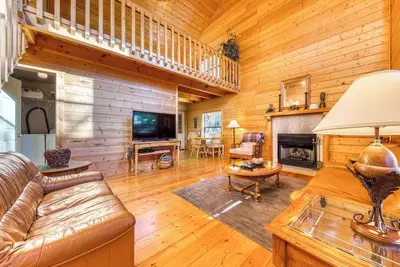 Image de Cabin in the woods w/ fireplace, private hot tub, & free attraction tickets