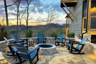 Image de Spacious Scenic Cabin, Sleep 12, Games, Hot Tub, View