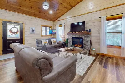 Image de Woodland Retreat, Sleeps 4・Hot Tub・Scenic Porches