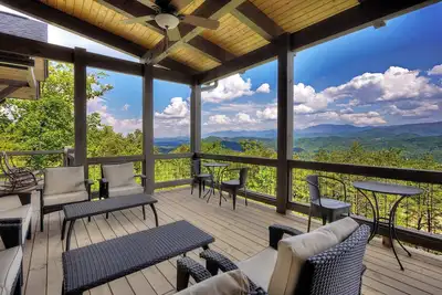 Image de Panoramic Mountain Views, Game Room, Home Theater