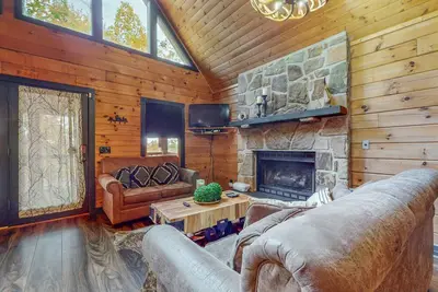 Image de Tranquil Cabin, Sleeps 8, Screened Porch, Firepit