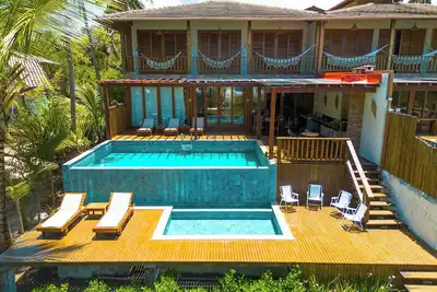 Image de Beachfront house with 8 suites, adult and children's pool, and barbecue area.