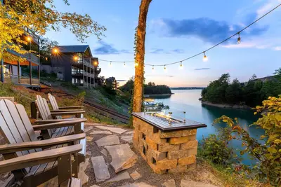 Image de Lakefront Cabin, Sleeps 14, Private Pool, Game room