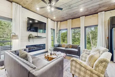 Image de Spacious, Family Friendly Cabin・Pool・Games・Theater