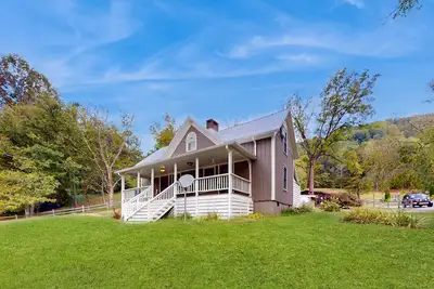 Image de Smoky Mountain Farmhouse | Hot Tub | Porch Swings