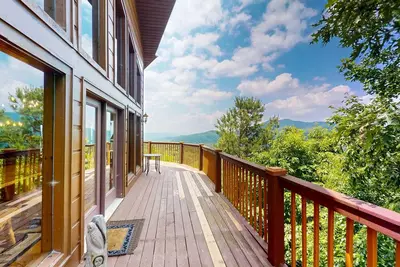 Image de Luxe Cabin, Sleeps 12・Hot Tub・Deck・Panoramic Views