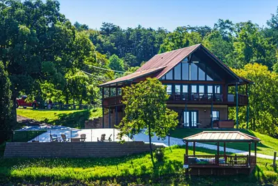 Image de Lakefront Cabin Getaway・Boat Ramp・Hot Tub Escape