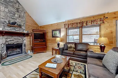 Image de Serene Cabin, Sleeps 6・Fire Pit・Porch・Hot Tub