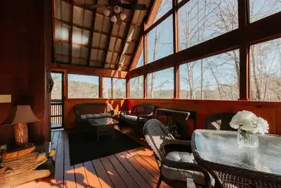 Image de Serene Cabin, Sleeps 4・Screened Porch・Games・Grill