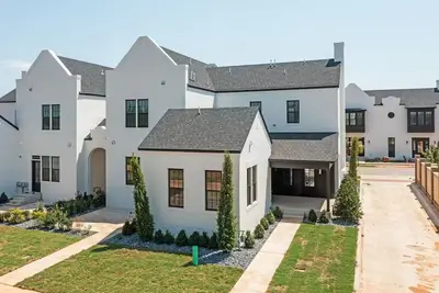 Image de Modern & Comfy Gem - Walk to Shops & Food