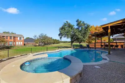 Image de 6bd Luxury Retreat w Backyard & Access Golf Course
