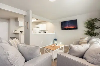 Image de Bright & Stylish Floral Getaway Minutes from Downtown!