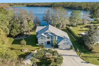 Image de The Ultimate Lakeside Getaway! 4br Home w/ Private Dock, Hot Tub & Kayaks.