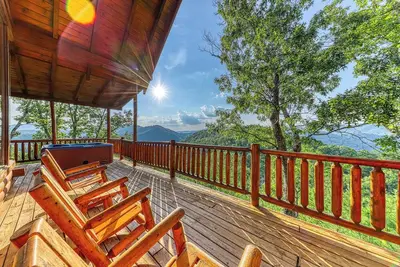 Image de Mountain Side Cabin, Sleeps 10, Hot Tub, Fireplace