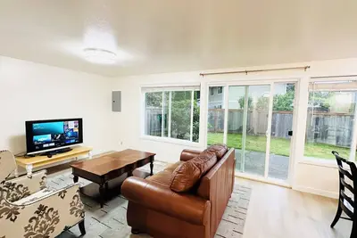 Image de Entire house / garage / fully fenced yard on quiet street