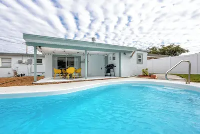 Image de Pet-friendly pool house near beach with office