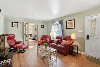 Image de Next Stop: Comfort • 3 Br Near Amtrak Station