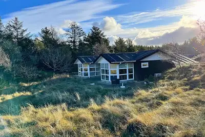 Image de Elegant home with views of protected landscape