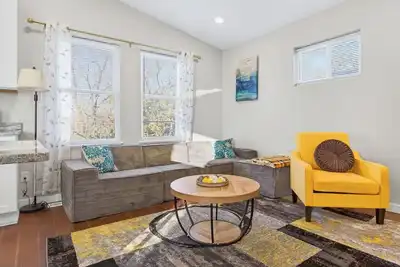 Image de Charming Retreat Steps from Fountain Square - Inviting and Cozy Escape
